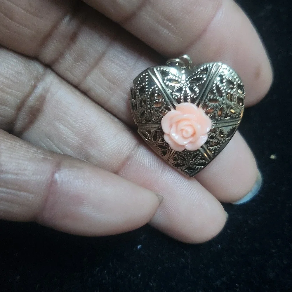 Vintage Heart Locket Pendant Gold Tone Filigree Peach Rose Flower Charm 1 Inch‎